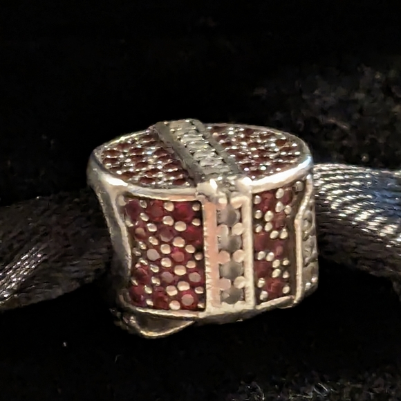 Pandora Christmas present charm - Picture 7 of 13